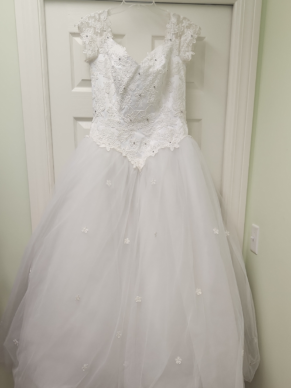 Ivory Lace & Tulle wedding Gown with Floral Lace Detail